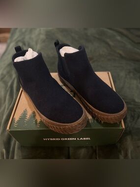 Men’s size 11 Navy Slip-On Chelsea Booties with Brown Ribbed Sole New in Box